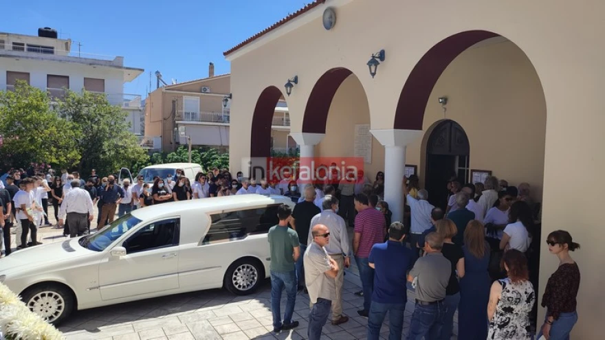 Βυθίστηκε στο πένθος η Κεφαλονιά για το τελευταίο «αντίο» στην 16χρονη Ελευθερία (φωτο)