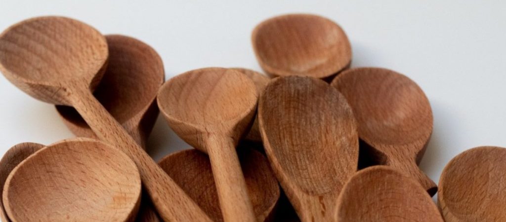 To εύκολο μυστικό για να καθαρίσετε αποτελεσματικά τις ξύλινες κουτάλες (βίντεο)