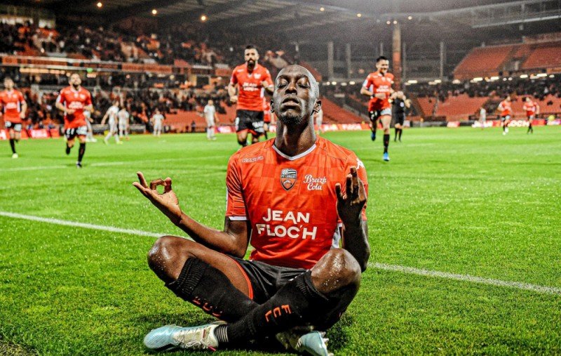 Παίκτης της Λοριάν δέχτηκε επίθεση με καυστικό υγρό από γυναίκα