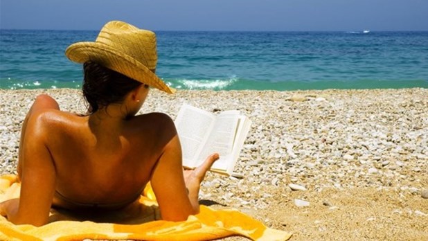 Παραλία: Κόλπα για να μειώσετε την αφόρητη ζέστη εκεί που κάθεστε