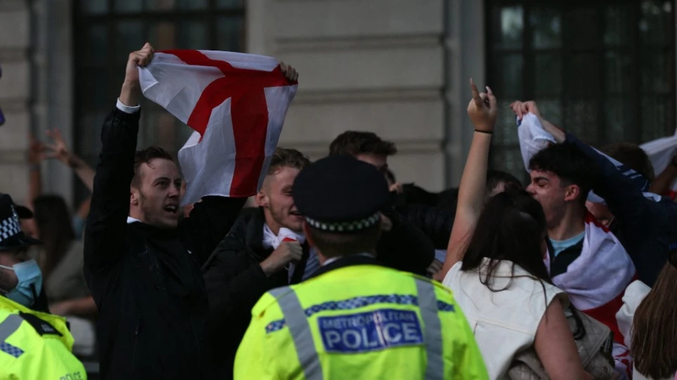 Πανηγυρισμοί στο Λονδίνο μετά την πρόκριση της Αγγλίας στο Euro – Επεισόδια και συλλήψεις για συνωστισμό