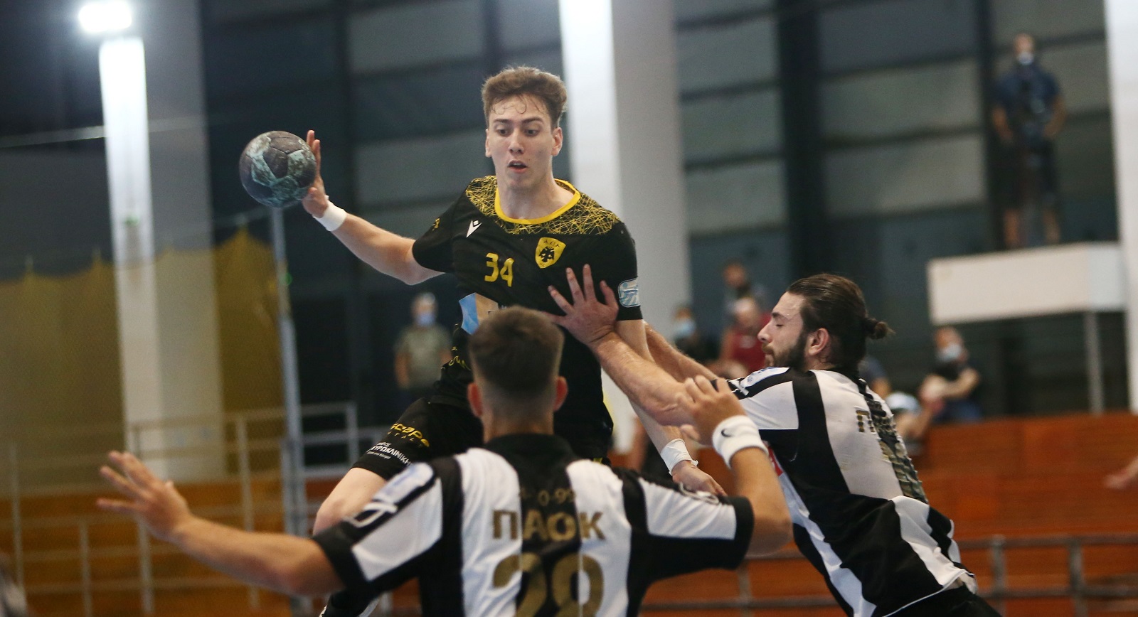 Χάντμπολ: Η ΑΕΚ κέρδισε (36-27) τον ΠΑΟΚ στον τελικό και έκανε το 1-0