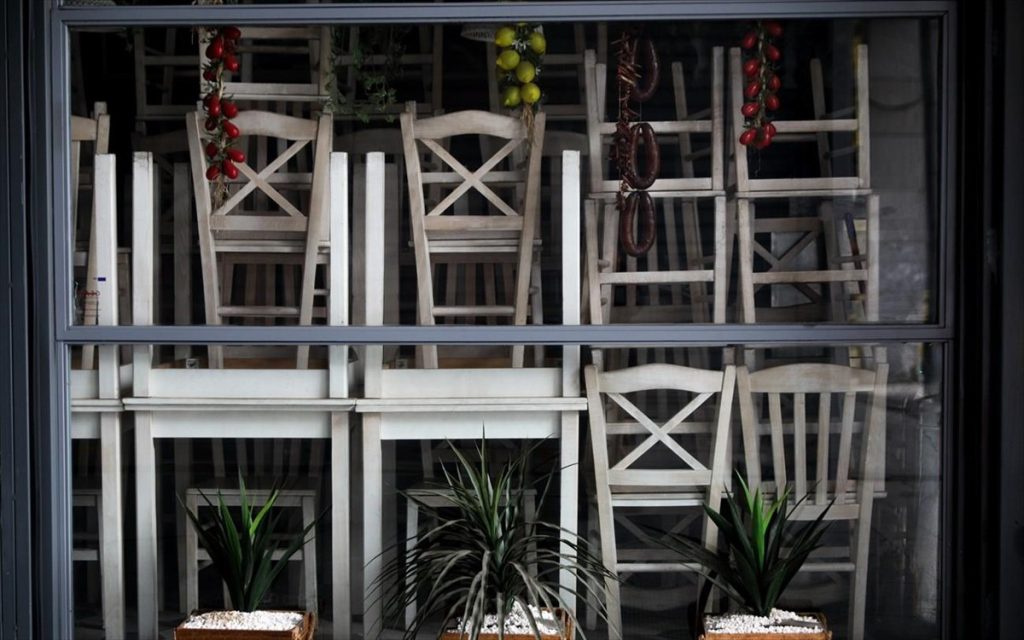 Στα «κάγκελα» οι καταστηματάρχες για τον διαχωρισμό στην εστίαση: «Δεν γίνεται, θα χωρίσουμε τους πελάτες στα δυο;»