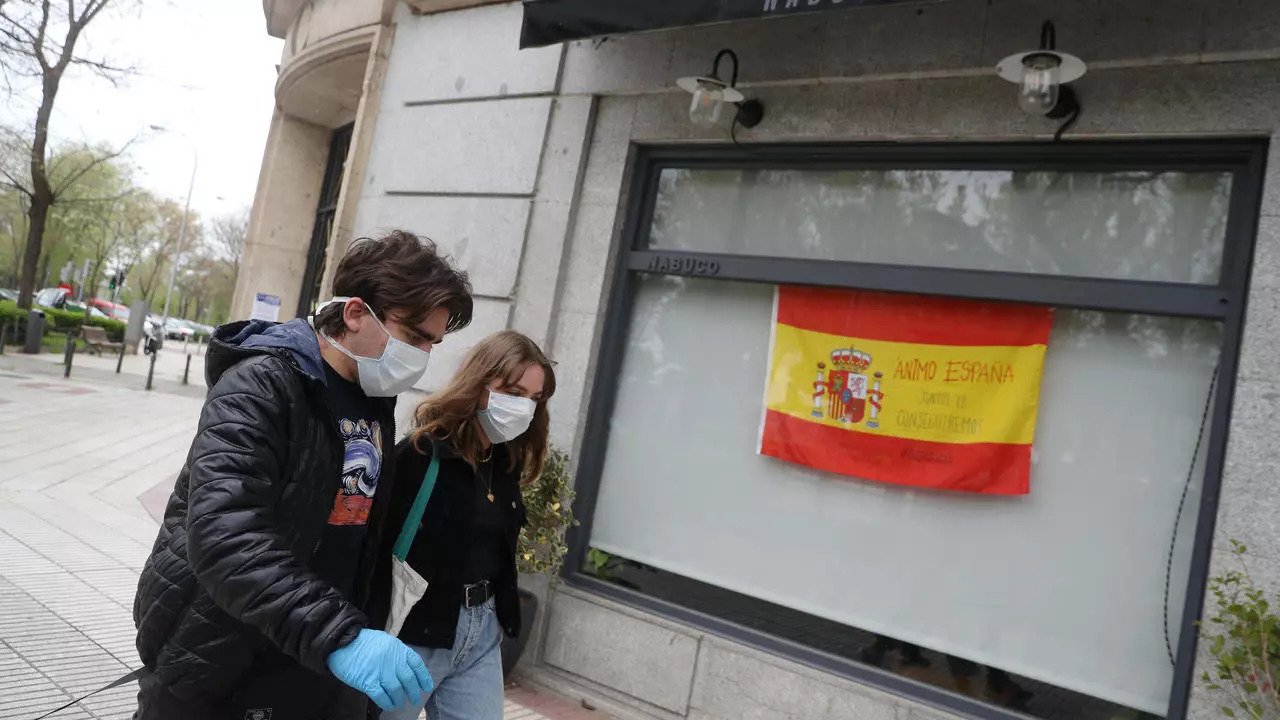 El Pais: Πρωτοφανής νόμος στην Ισπανία – Θα αφαιρεί τα δικαιώματα των πολιτών λόγω υγειονομικών κρίσεων