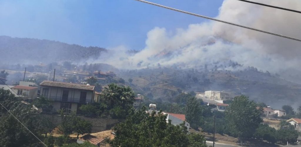 Μαίνεται η μεγάλη φωτιά στην Κύπρο: Εντοπίστηκαν νεκροί οι 4 αγνοούμενοι (upd)