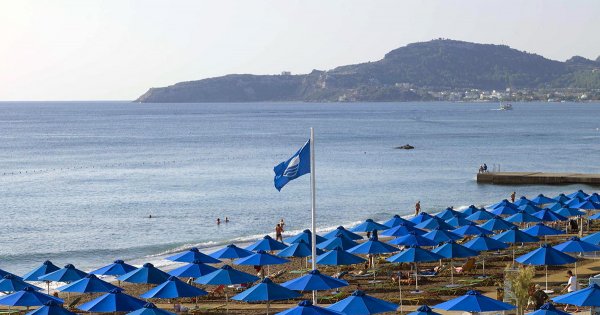 Αυτές είναι οι 15 παραλίες της Αττικές που έχουν Γαλάζια Σημαία