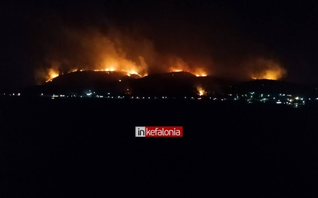 Σε 7 πύρινα μέτωπα η φωτιά στην Κεφαλονιά – Έχει γίνει εκκένωση κατοικιών