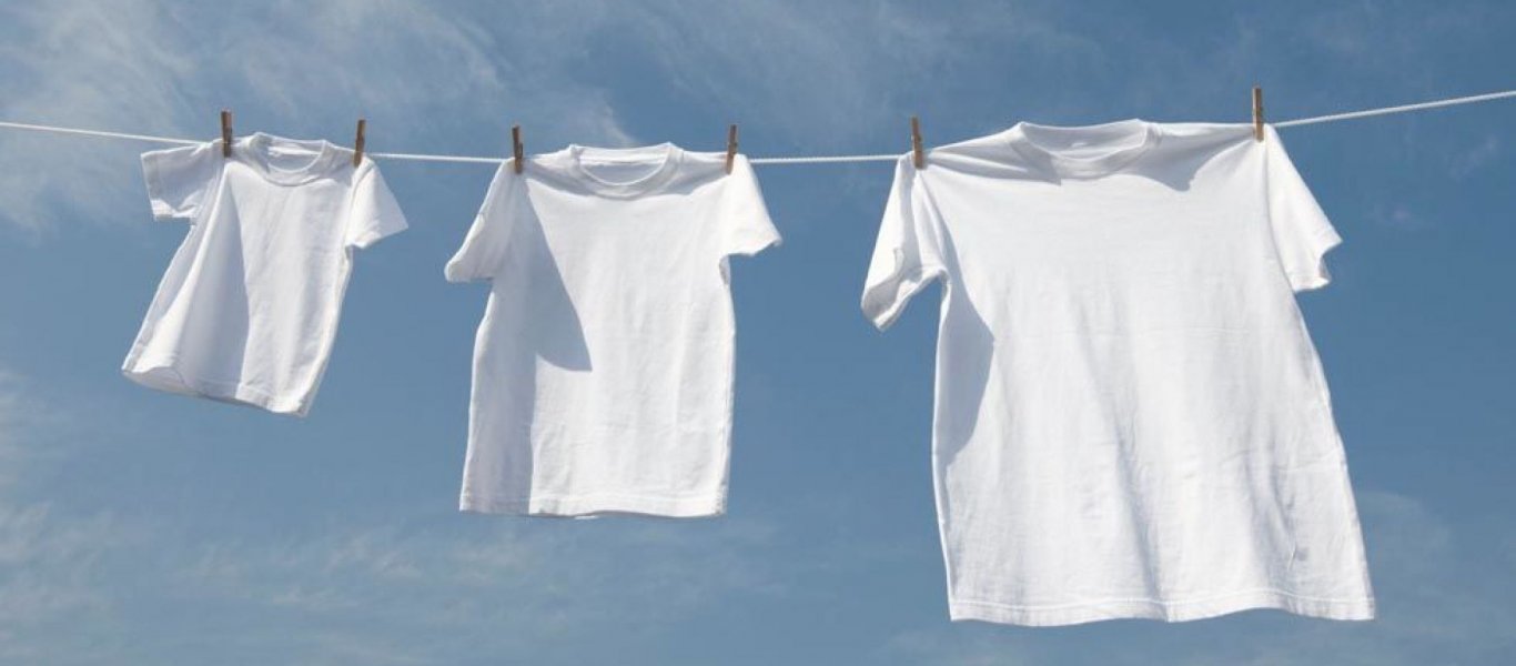 Με αυτόν τον τρόπο θα αφαιρέσετε την κιτρινίλα από τα λευκά ρούχα