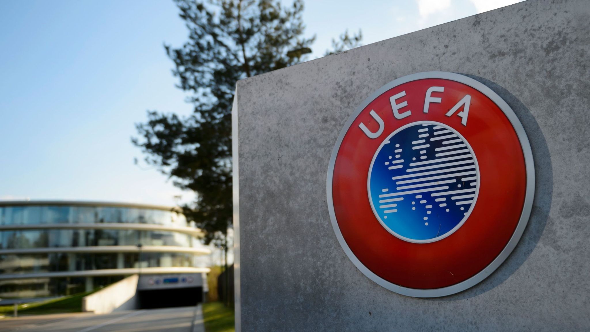 Η UEFA απαγόρευσε την εμφάνιση συμβόλων της κοινότητας ΛΟΑΤΚΙ