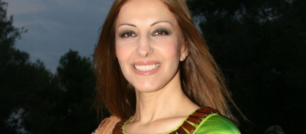 Ξεσπά η Άντζυ Σαμίου: «Αγνοείτε τους θανάτους νέων ανθρώπων από παρενέργειες»