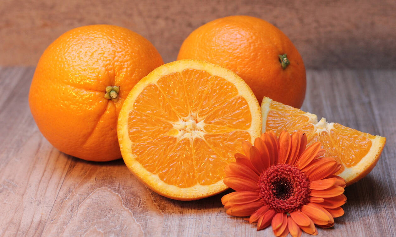 Θα σας «λύσει τα χέρια» – Το κόλπο με το πορτοκάλι που θα απομακρύνει τις άσχημες μυρωδιές από το ψυγείο