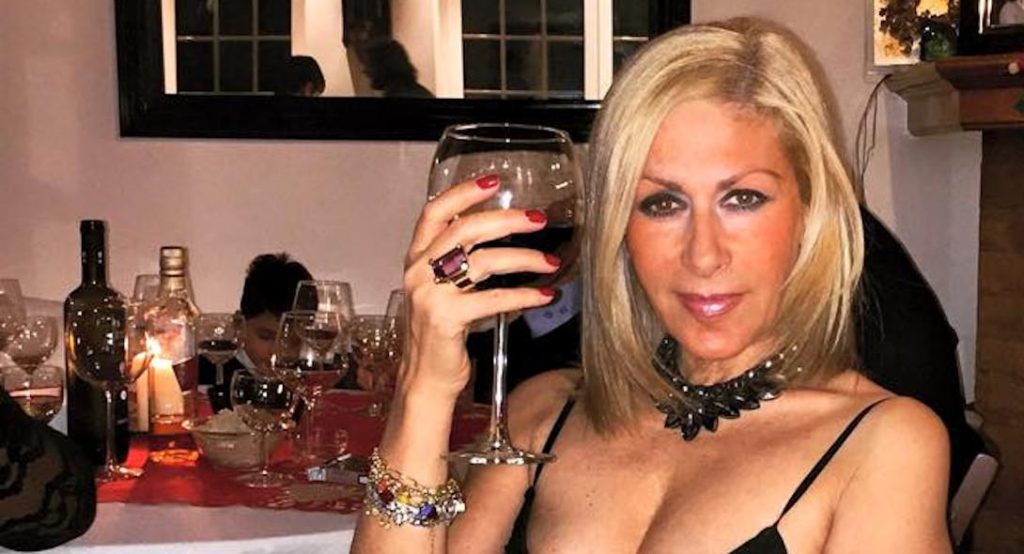 Έφη Σαρρή: Ποζάρει γυμνή στα 62 της ανάμεσα σε τρεις άνδρες (φωτο)