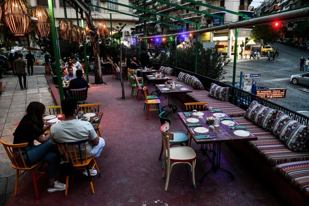 Κυβέρνηση: «Λουκέτα» σε επιχειρήσεις χωρίς καμία ενημέρωση και «ηθικό μπόνους» στους «υπάκουους»