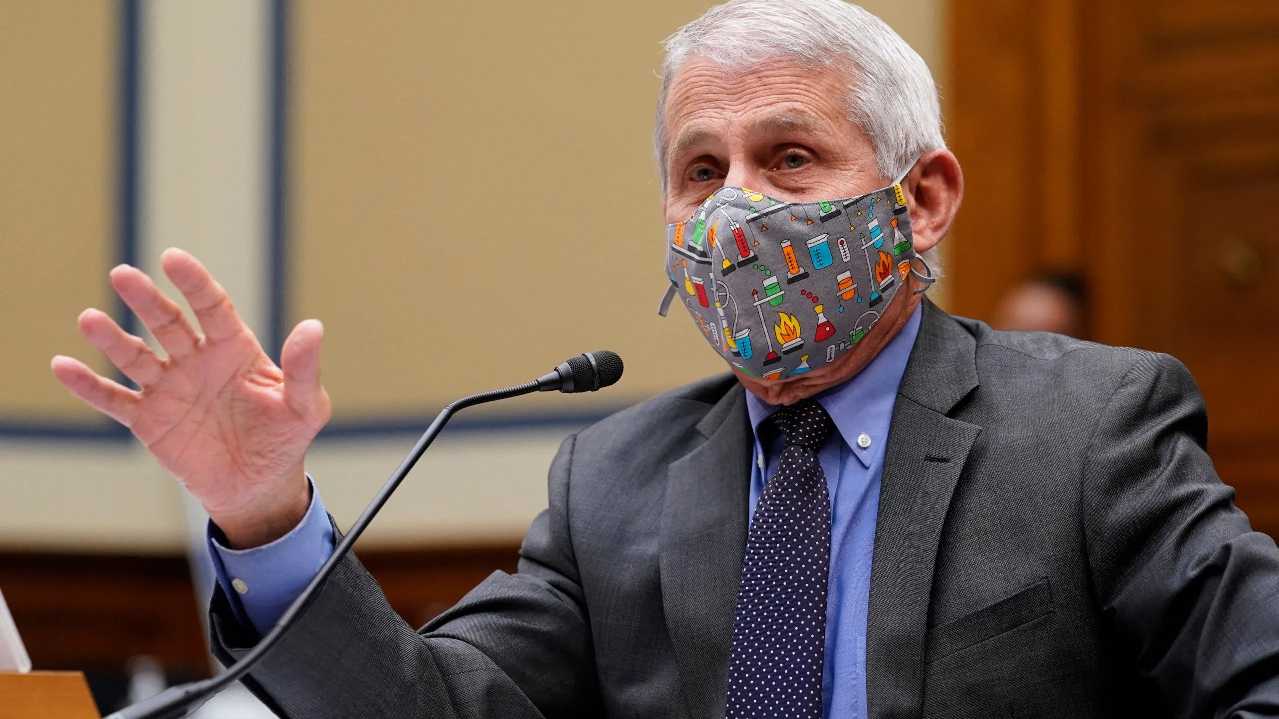 Άντονι Φάουτσι: Οι εμβολιασμένοι πρέπει να αρχίσουν να φορούν μάσκες ξανά!