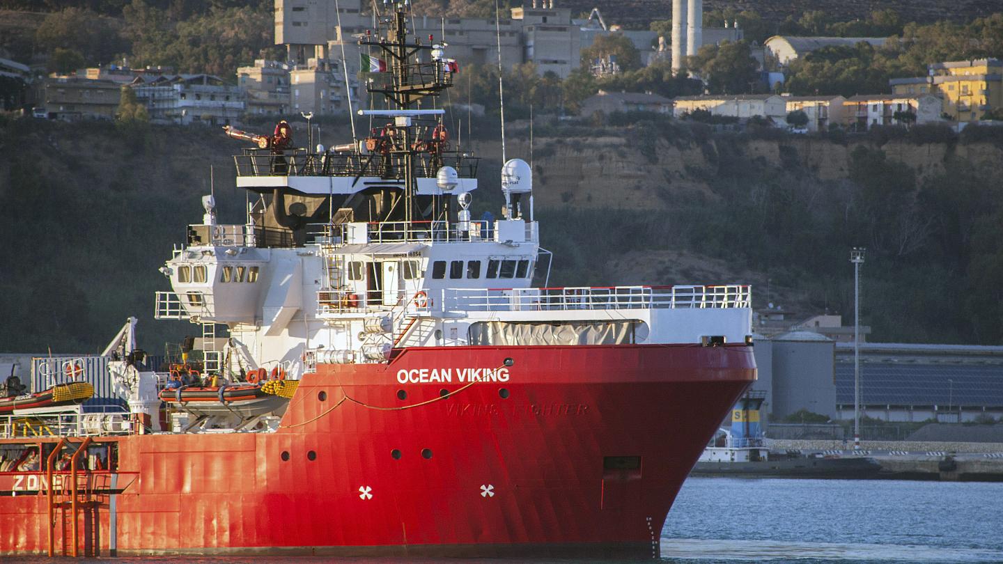 Το Ocean Viking ζητά από την ΕΕ λιμάνι για να αποβιβάσει 572 παράνομους μετανάστες  –  Θα έρθει στην Ελλάδα;