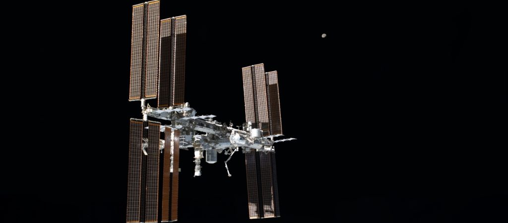 Άγνωστο αντικείμενο θα προσεγγίσει τον Διεθνή Διαστημικό Σταθμό – Τα ρωσικά μέσα παρακολουθούν την κατάσταση