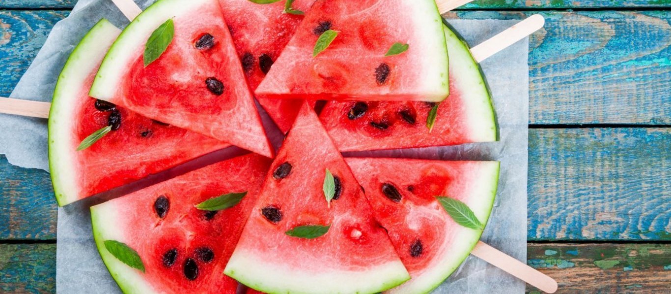 Ο πανεύκολος τρόπος για να κόβετε χωρίς κόπο το καρπούζι (βίντεο)