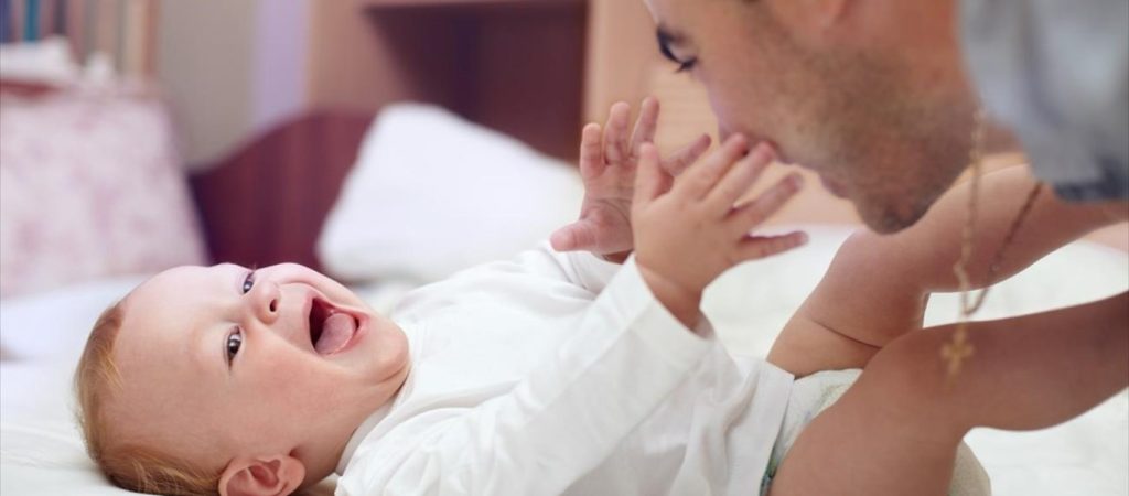 Τέθηκαν σε ισχύ οι διατάξεις για τις γονικές άδειες – Πόσες ημέρες δικαιούται ο νέος πατέρας