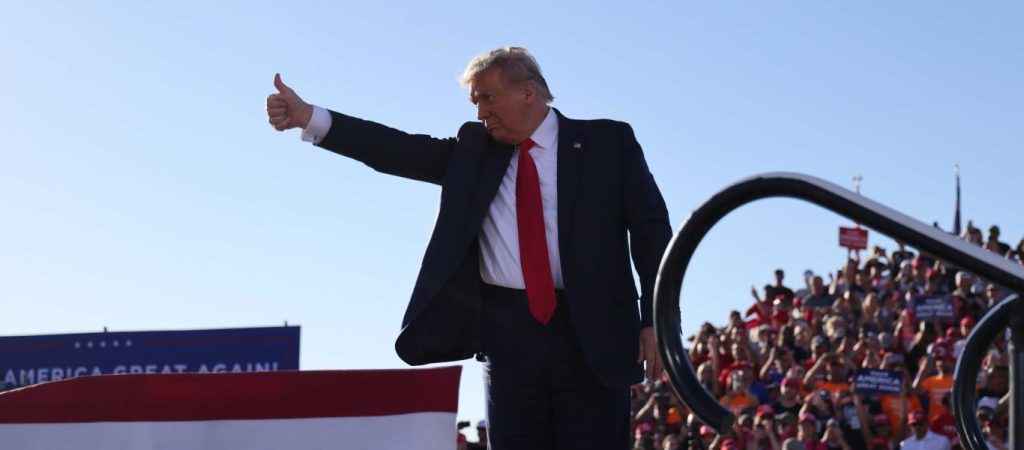 Στην «αντεπίθεση» ο Ν.Τραμπ – Ετοιμάζει αγωγές κατά Twitter και Facebook για τις απαγορεύσεις