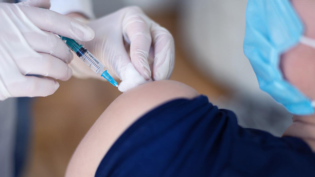 Νότια Προάστια: Γιατρός φέρεται να πέταγε τις σύριγγες αντί να κάνει το εμβόλιο