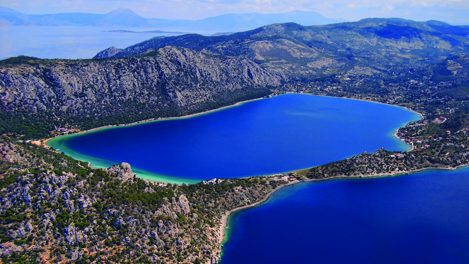 Η μαγευτική λίμνη στην Ελλάδα με τα νερά που ανανεώνονται κάθε έξι ώρες με το παλιρροιακό φαινόμενο (βίντεο)