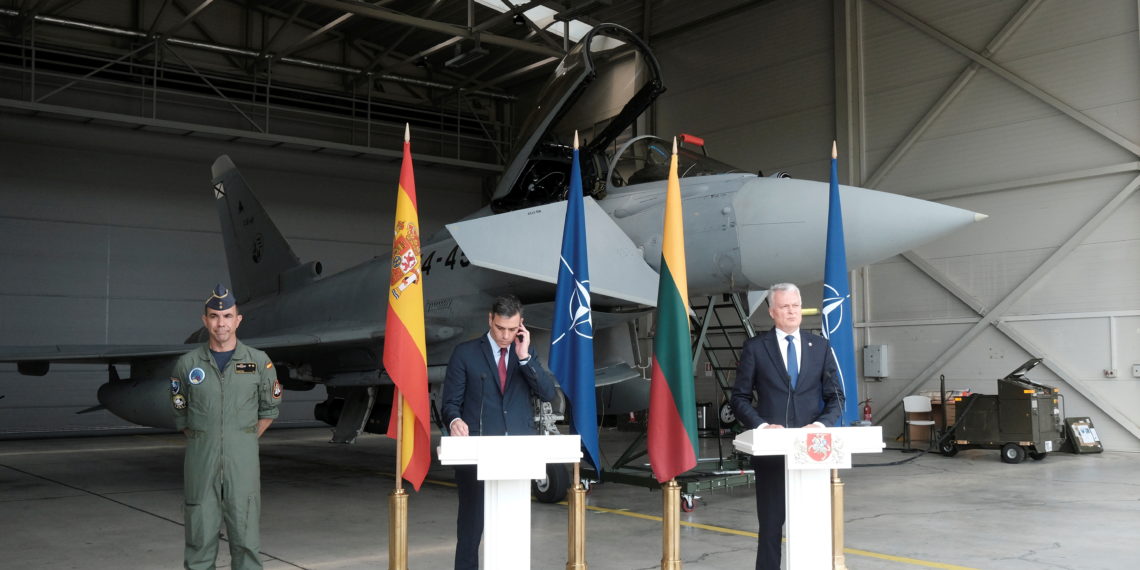 Συνέντευξη τύπου Ισπανού και Λιθουανού πρωθυπουργού με διακοπή λόγω συναγερμού για τα ρωσικά Su-35 (βίντεο)