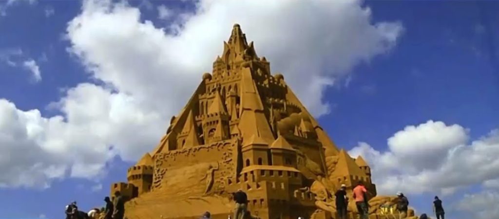 Στην Δανία ο ψηλότερος πύργος από άμμο – Έχει ύψος 21 μέτρα και βάρος 5 τόνους (βίντεο)