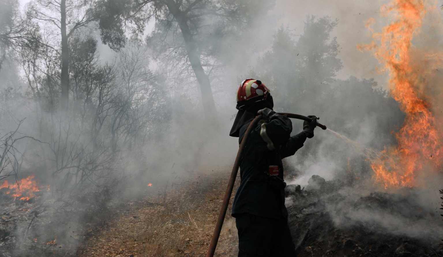 Εκτός ελέγχου η φωτιά στη Χίο: Οι φλόγες σε αυλές σπιτιών – Εκκενώθηκαν δύο οικισμοί – Λιποθύμησε πυροσβέστης (φώτο)