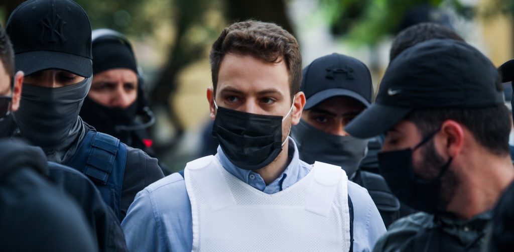 Πληροφορίες πως ο πιλότος λέει στους συγκρατούμενούς του ότι σκότωσε άλλος την Καρολάιν λόγω οικονομικών διαφορών