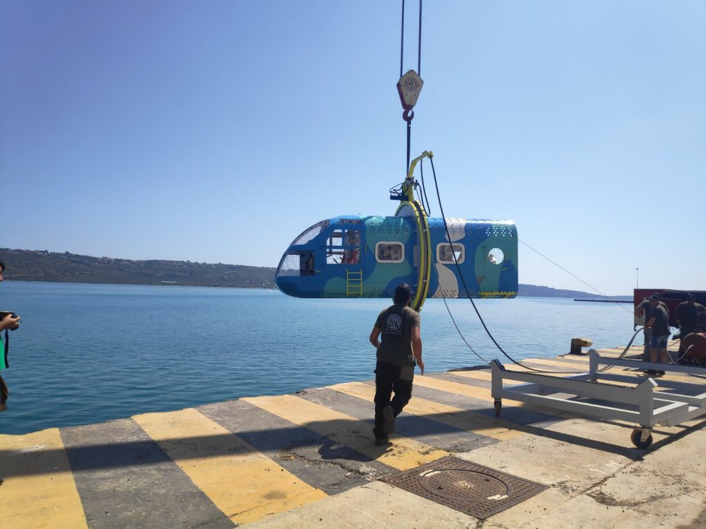 Χανιά: Δείτε την δοκιμή εξομοιωτή ελικοπτέρου που βυθίζεται στο λιμάνι (βίντεο)