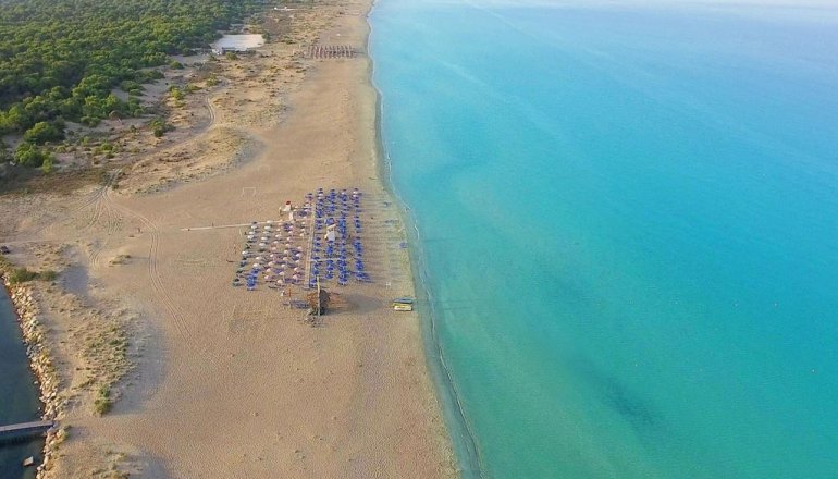 Η εξωτική παραλία της Αχαΐας που είναι γεμάτη αμμοθίνες και αμμόλοφους (βίντεο)