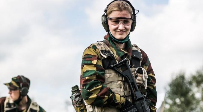 Η διάδοχος του βελγικού θρόνου κατατάχθηκε για να μπορεί να αναλάβει τα βασιλικά καθήκοντα (φωτό)