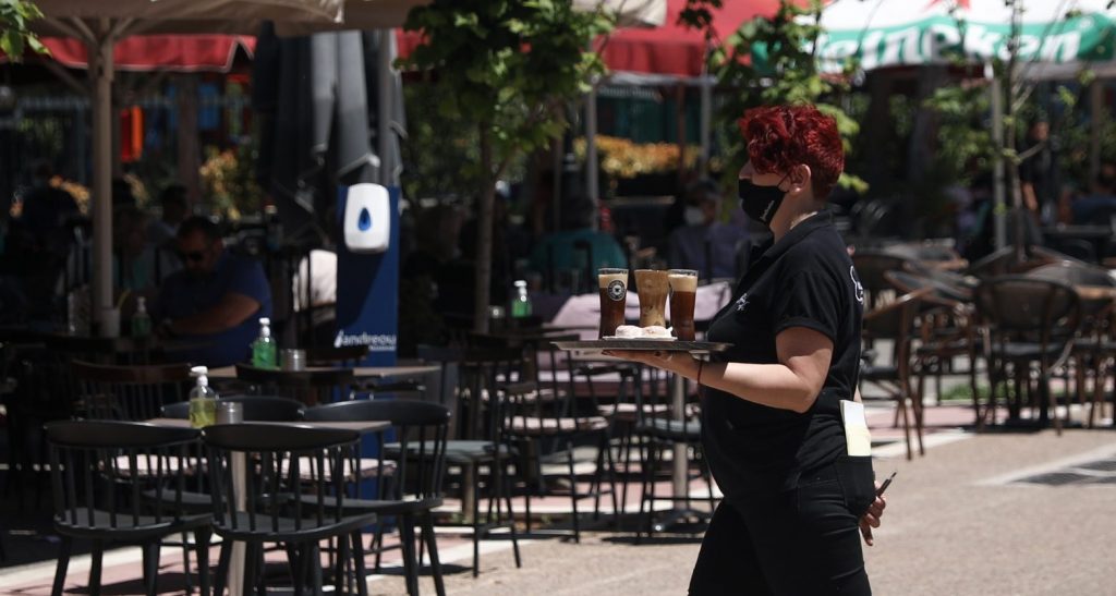 Κυβερνητικό αλαλούμ με την εστίαση: Διασκέδαση μόνο για εμβολιασμένους ή μεικτοί και αμιγείς χώροι; – Τελικά τι ισχύει
