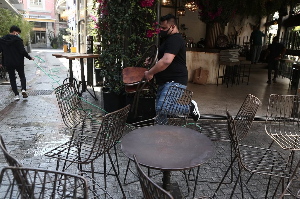 Διαχωρισμός ανθρώπων όπως στη ναζιστική Γερμανία: Πρόστιμα ακόμα και στους πολίτες αν κάνουν λάθος κατάστημα