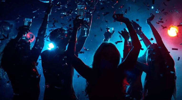 Ίος: Σε καραντίνα δύο νεαροί μετά από «κορωνοπάρτι» – «Ο κόσμος θέλει να διασκεδάσει μετά από 6 μήνες καραντίνας»