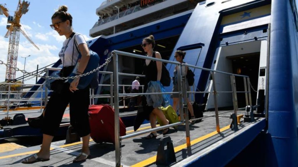 Λιμάνι του Πειραιά: Ουρά εκατοντάδων μέτρων – Πως γίνονται πλέον τα ταξίδια (φώτο)