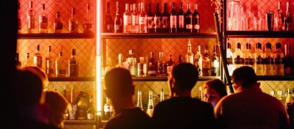 O κόσμος «ξεσπά» κατά των νέων μέτρων της κυβέρνησης – Όρθιοι σε μπαρ στην Αθήνα πίνουν ποτό