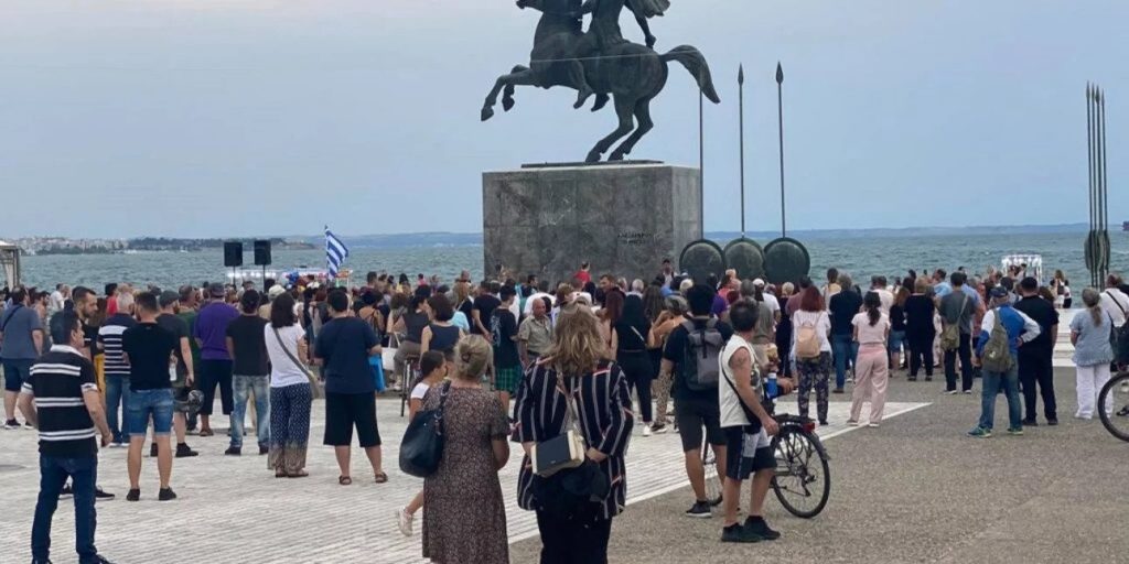 Παίρνει διαστάσεις το κίνημα κατά εμβολιασμού: Μεγάλη συγκέντρωση διαμαρτυρίας στην Θεσσαλονίκη (βίντεο)