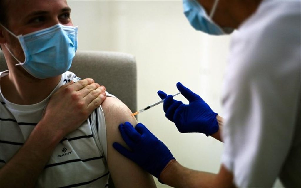 Γαλλία: H επιστημονική επιτροπή εισηγείται τον υποχρεωτικό εμβολιασμό του ιατρονοσηλευτικού προσωπικού