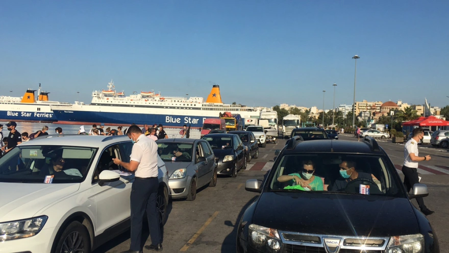Ουρές στα λιμάνια της Αττικής λόγω των αυστηρών ελέγχων – Ταλαιπωρία για τους ταξιδιώτες (φωτο)