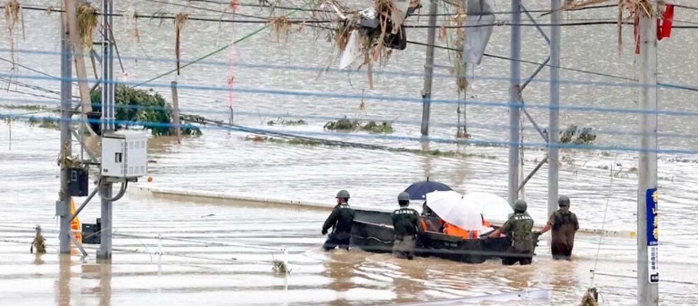 Ισχυρές βροχοπτώσεις στην Ιαπωνία – Πάνω από 120 χιλιάδες πολίτες εγκατέλειψαν τα σπίτια τους