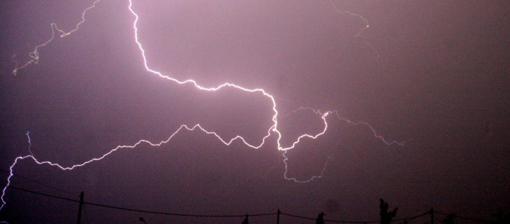 Κεραυνός χτυπά αυτοκίνητο που βρίσκεται εν κινήσει (βίντεο)