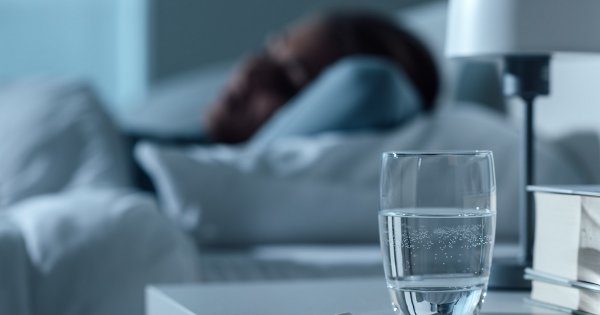 Γιατί δεν πρέπει να πίνουμε νερό από το ποτήρι που έχει μείνει όλη νύχτα στο κομοδίνο;