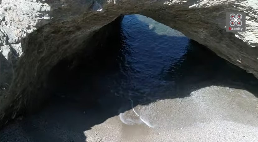 Η παραλία της Ελλάδας που βρίσκεται μέσα σε κρατήρα – Βγαίνει στη θάλασσα με πέτρινη καμάρα (βίντεο)