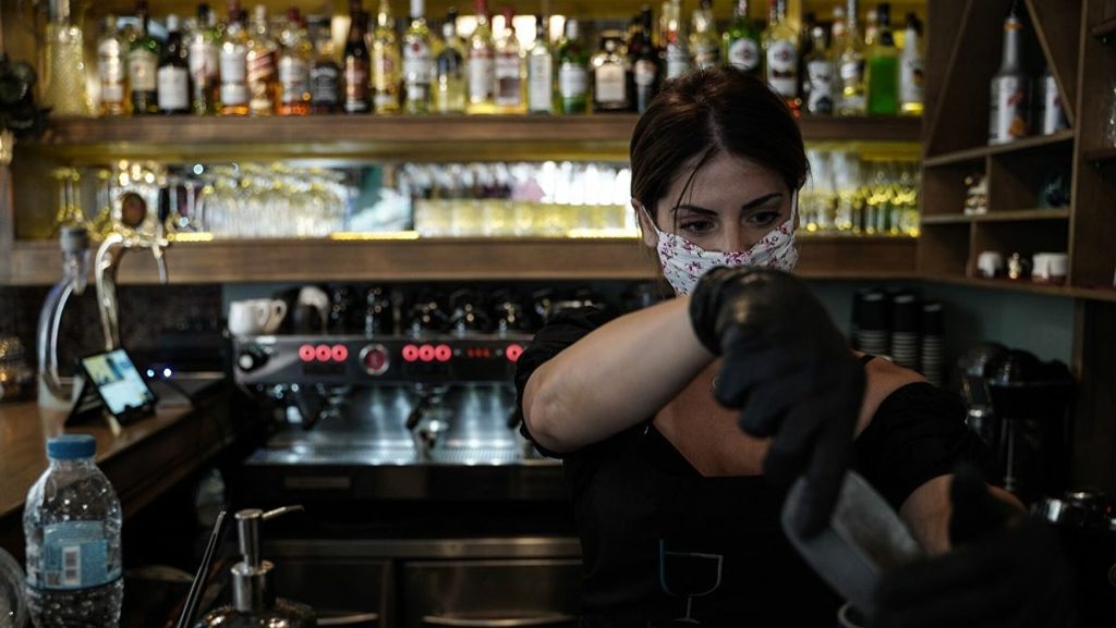 Βρήκαν δουλειά στην αστυνομία: «Κυνήγι» στην εστίαση για τους όρθιους! – «Βροχή» τα λουκέτα και τα πρόστιμα