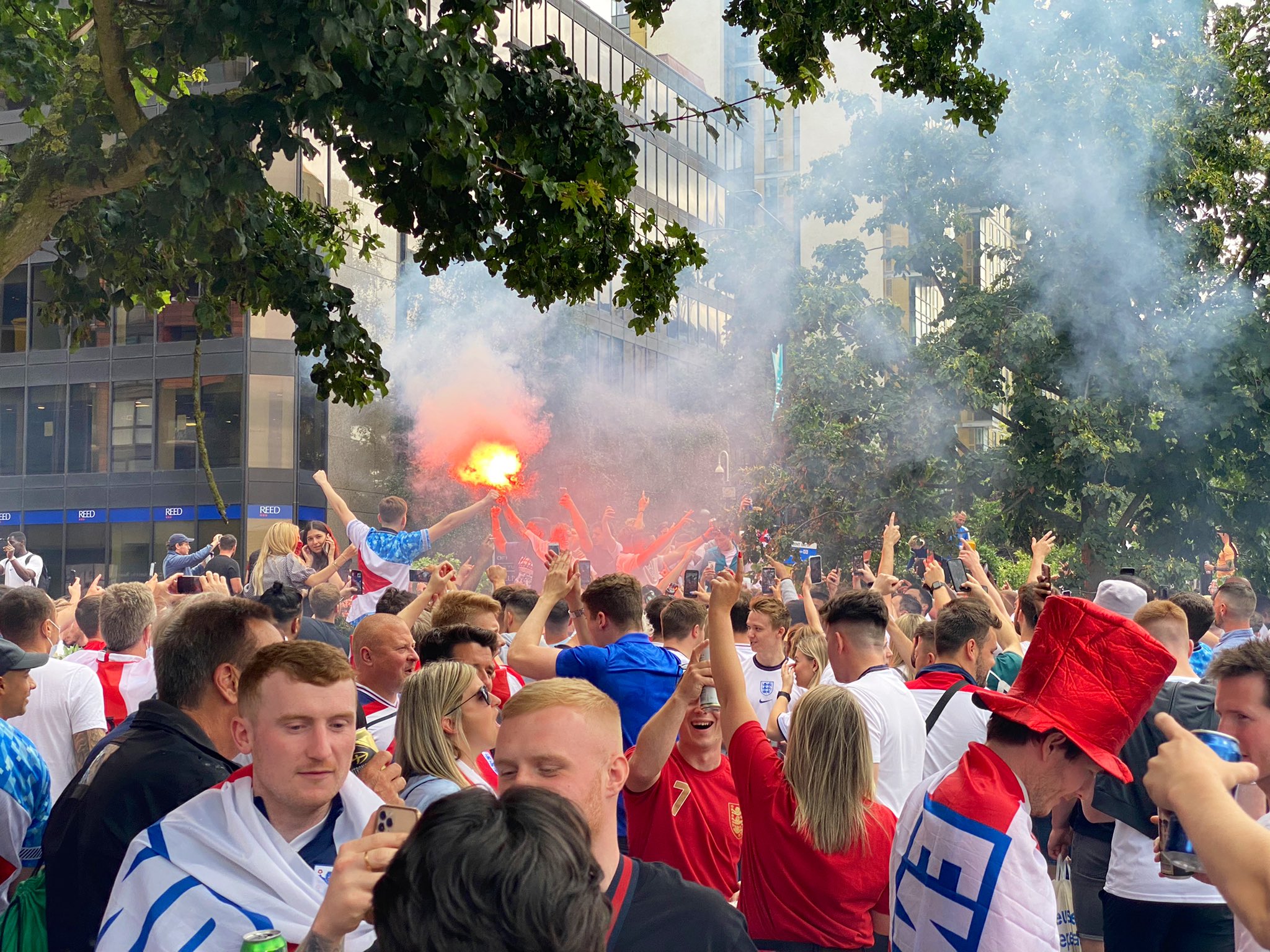 Euro 2020: Άγγλοι φίλαθλοι κάνουν…χαμό – Καίνε και ποδοπατούν με μανία την ιταλική σημαία! (βίντεο)