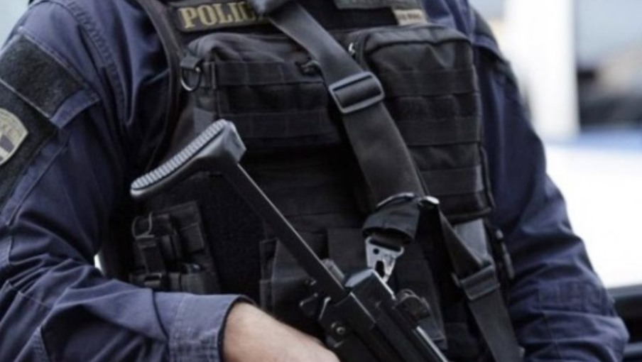 Γούρνες Ηρακλείου: Πάνοπλοι αστυνομικοί προσπάθησαν να συλλάβουν καταστηματάρχη – Τον φυγάδευσαν οι πελάτες του (βίντεο)