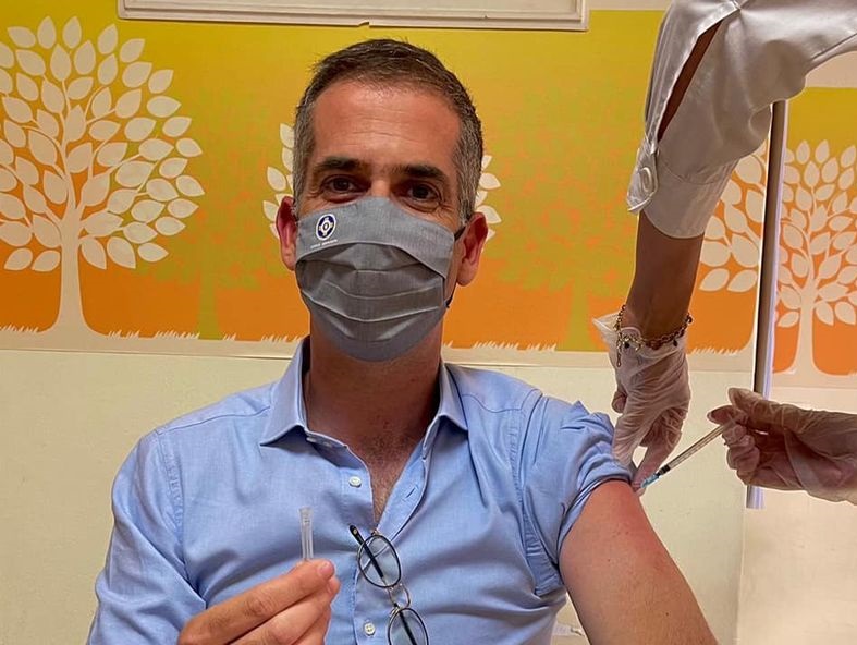 Κώστας Μπακογιάννης: Έκανε τη δεύτερη δόση με το «καπάκι στο χέρι»