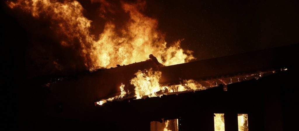 Φωτιά στην Κορινθία: Κατοικία «τυλίχτηκε στις φλόγες» – Ενισχύονται οι δυνάμεις της πυροσβεστικής