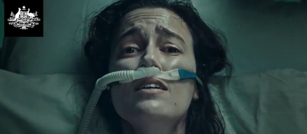 Προσβλητική διαφήμιση για τον εμβολιασμό παρουσιάζει γυναίκα που δεν μπορεί να αναπνεύσει